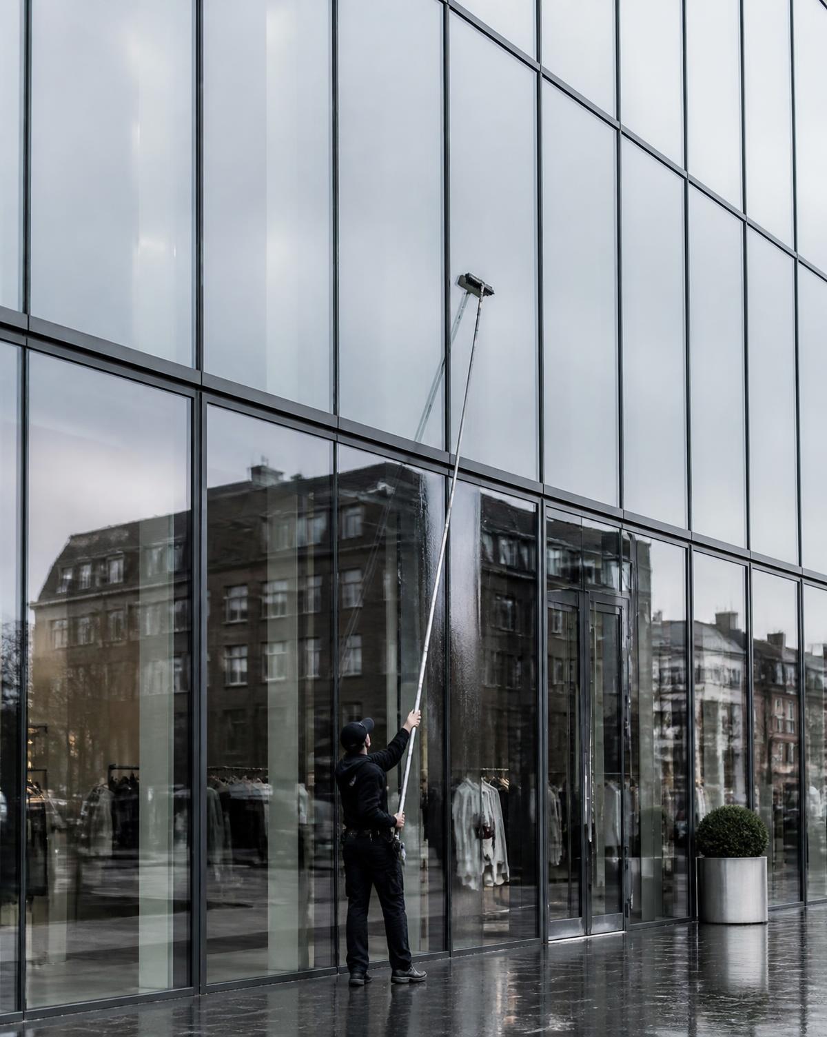 Glasfacade på erhvervsbygning bliver vasket