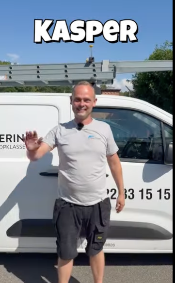 Kasper foran firmabilen